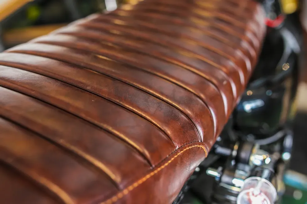 Selle de moto près de Contres